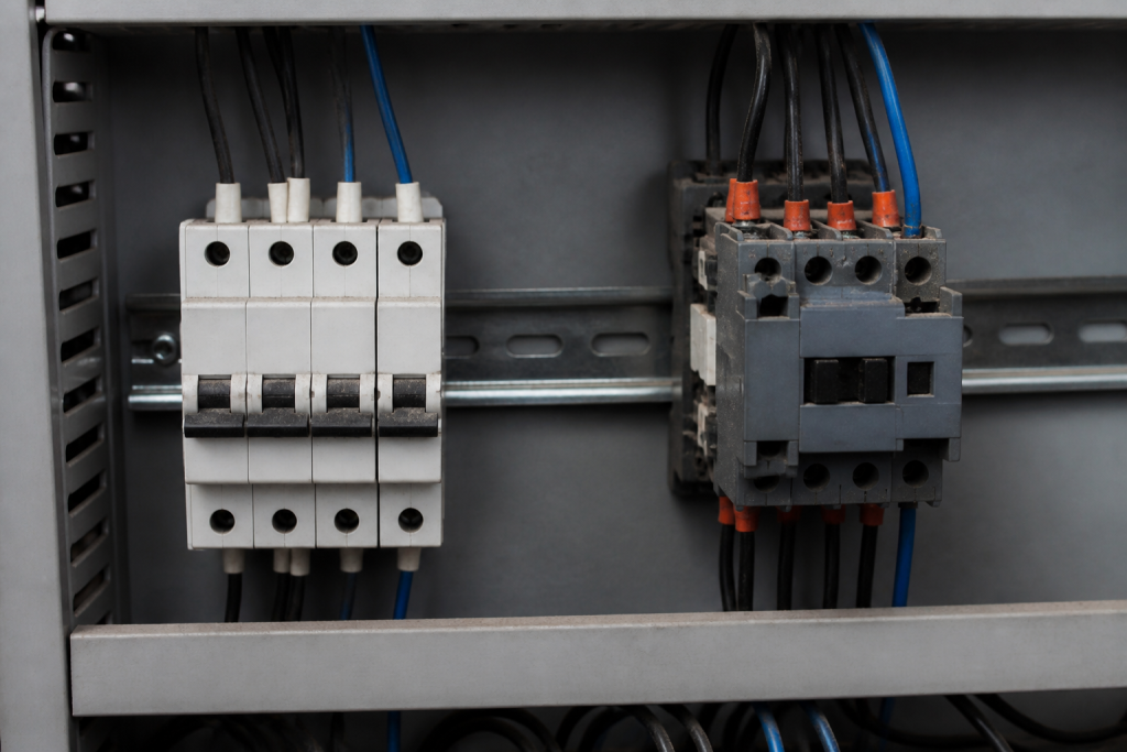 Deux appareils electriques differents montage tableau controle