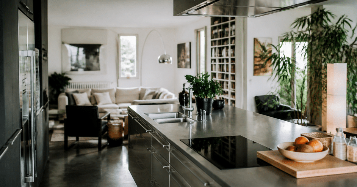 Cuisine moderne avec ilot central separant espace cuisson et salon
