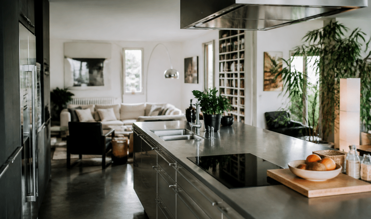 Cuisine moderne avec ilot central separant espace cuisson et salon