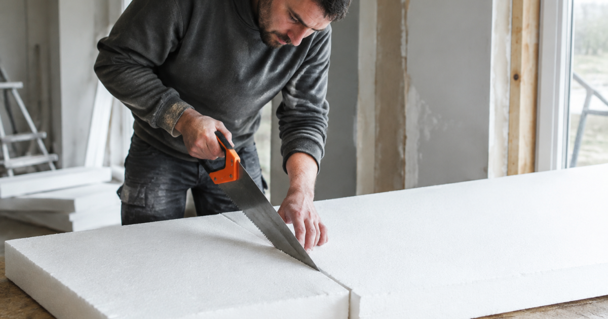 Main tenant scie decoupant isolant blanc epais