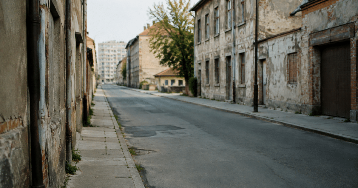 Rue urbaine vide avec immeubles degrades en arriere-plan
