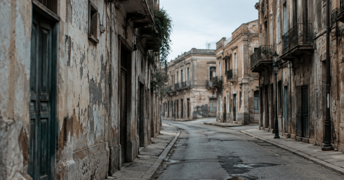 Rues desertes d'une ville avec batiments delabres et facades usees