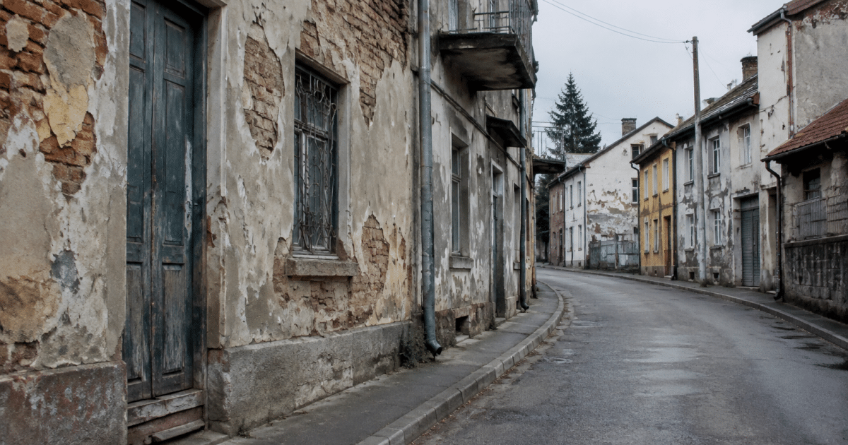 Rues desolees avec immeubles degrades et facades abimees