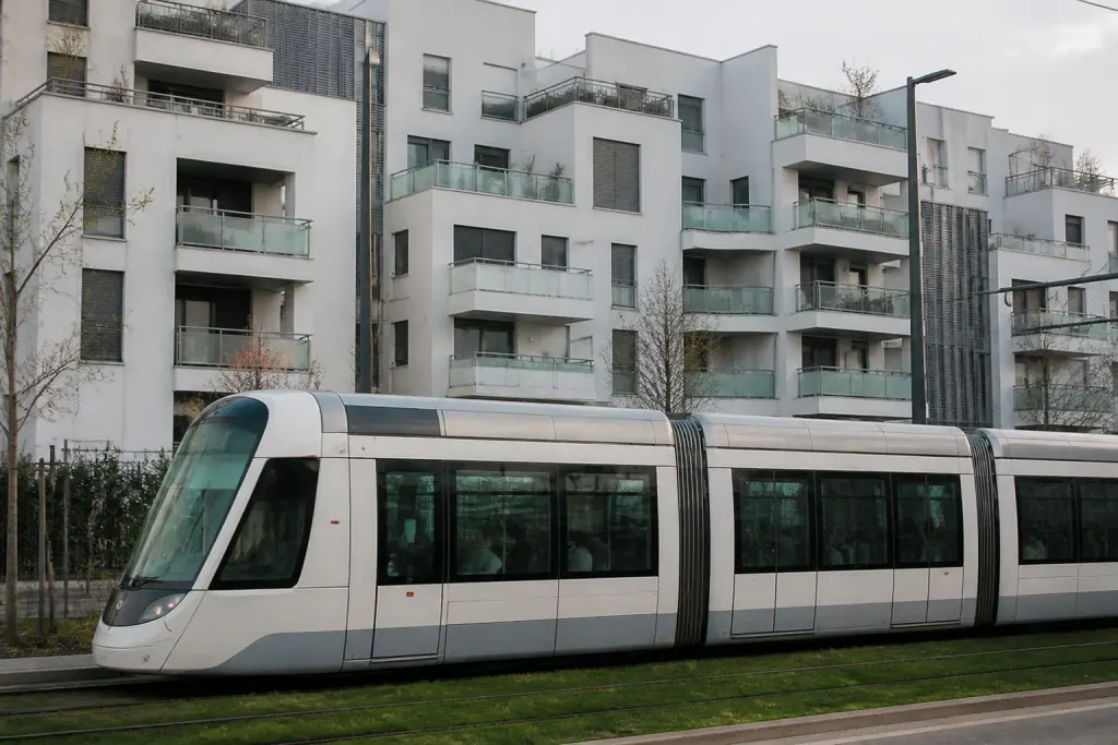 Immeubles modernes avec balcons et tram en premier plan