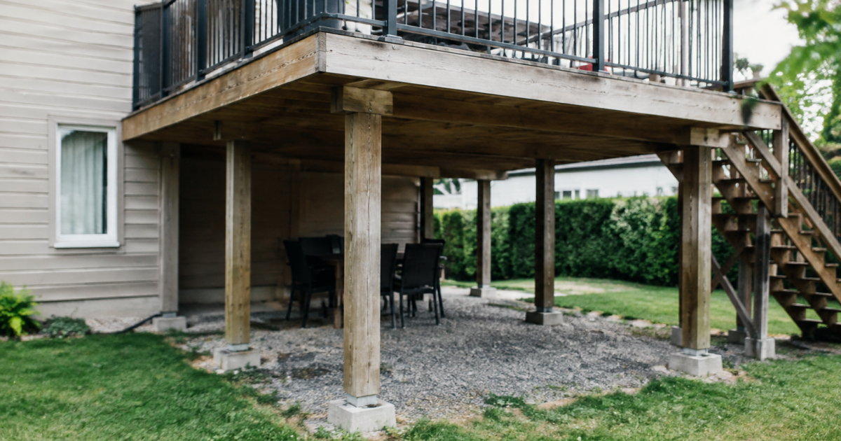 Plateforme sureleve soutenue par des poteaux verticaux